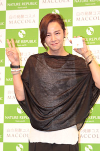 製品をPRするチャン・グンソク