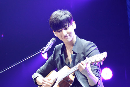 ギターの弾き語りにチャレンジしたチャンミン