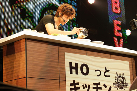 ファンの前で料理の腕前を披露したユンホ