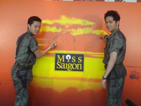 『ミス・サイゴン』のキャスト　左から原田優一、山崎育三郎