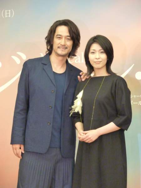 『ジェーン・エア』会見より　(左から橋本さとし、松たか子)