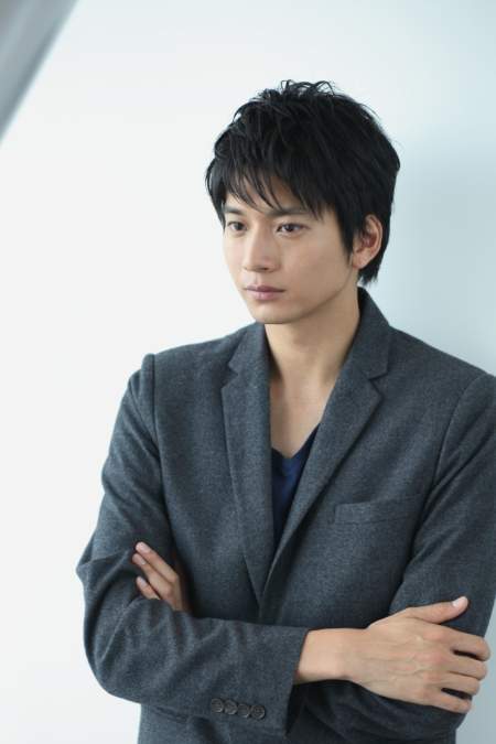 向井理が 演出 堤幸彦のもと天童荒太原作の 悼む人 に挑む チケットぴあ 演劇 演劇