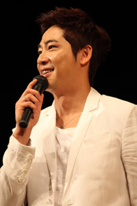 試写会＆舞台挨拶を行なったカン・ジファン　(c)SWAVE E&T
