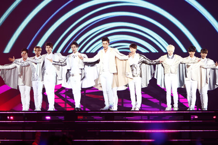 SUPER JUNIOR　左からカンイン、イトゥク、キュヒョン、ウニョク、シウォン、（シンドン）、ドンヘ、ソンミン、イェソン、リョウク