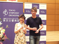 写真右：クシシュトフ・ウルバンスキ 同左：東京交響楽団ソロ・コンサートマスター大谷康子 (記者会見より)