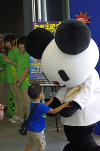 来場者を迎える、“ゴーちゃん。”