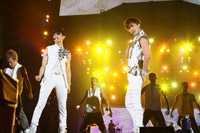 東京公演初日のトリを飾った東方神起　左からチャンミン、ユンホ