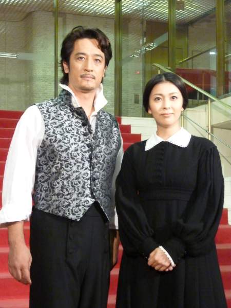 ミュージカル『ジェーン・エア』左より橋本さとし、松たか子