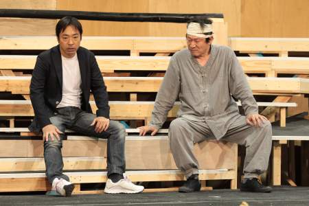 『ぼくに炎の戦車を』稽古場より　香川照之(左)、キム・ウンス(右)