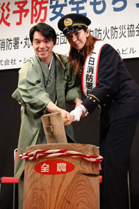 瀬奈じゅんが舞台で共演する柳家花緑と餅つき