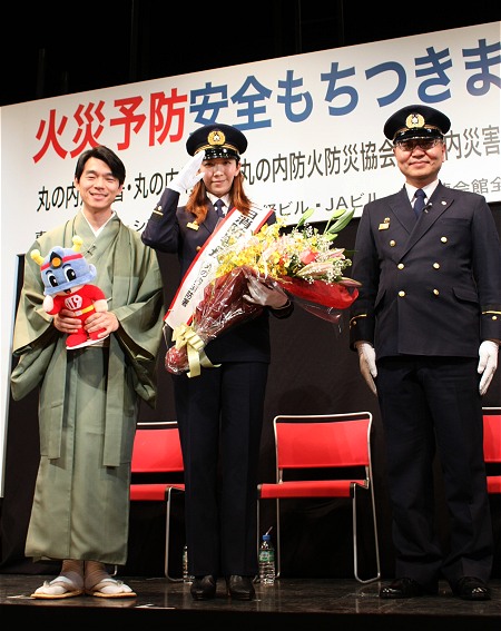 左から、柳家花緑、瀬奈じゅん、丸の内消防署松村署長