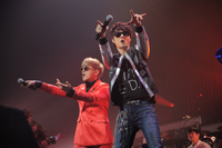 日本単独ツアーを行ったシン・ヘソン（手前）　ゲストで登場したイ・ミヌ（写真奥）　(C)LIVE　WORKS　COMPANY