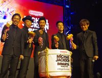 公演タイトル「イモータル」に因んで、たる酒の鏡開きを行う5人。左から、MATSU、USA、MAKIDAI、TETSUYA、NAOTO