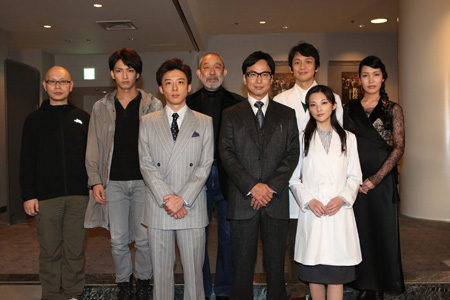 会見より。前列左から、高橋一生、椎名桔平、田中麗奈。後列左から、鈴木勝秀、佐々木喜英、上條恒彦、岡田浩暉、中村 中