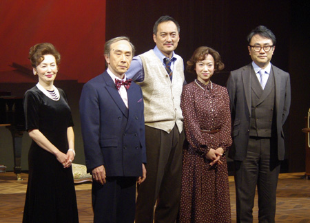 会見より。左から、高泉淳子、段田安則、渡辺謙、和久井映見、三谷幸喜