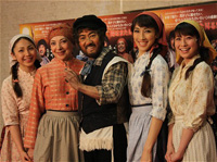 左から、吉川友、鳳蘭、市村正親、水夏希、大塚千弘