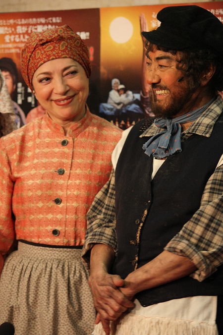 左から、鳳蘭、市村正親