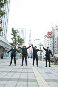 東京タワーをバックに『ヘルプ!』のジャケット再現も