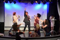 キャストとともにステージに上がるパパイヤ鈴木