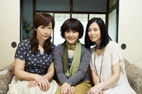 左から、峯村リエ、犬山イヌコ、坂井真紀　　撮影：吉田 孝幸