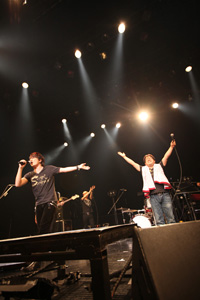 椎名慶治とキャイ～ン天野ひろゆき Photo：矢部志保