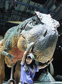 高城れに、自分の顔の何十倍もの顔の大きさを持つ実物大のティラノサウルスとツーショット