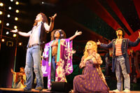 カラフルなエナジーあふれる傑作。ブロードウェイ版『ヘアー』開幕