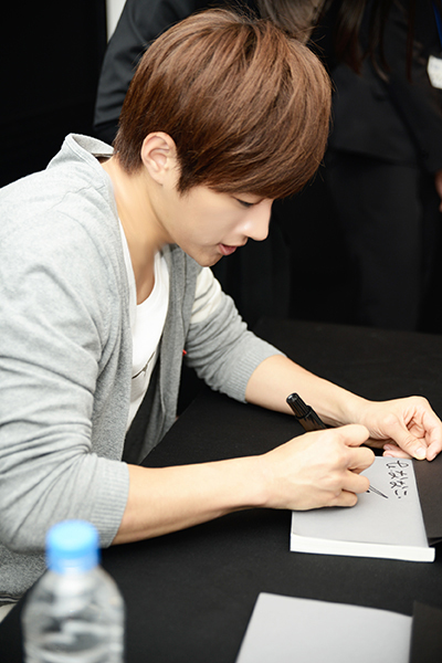 INFINITEエル、写真展開催！ サイン会は「忘れられない日になった