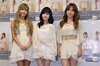 T-ARAの日本オリジナルユニット・QBS　左からキュリ、ボラム、ソヨン　撮影：門 宏