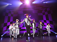 新アルバムの発売イベントを行ったINFINITE　左奥からソンヨル、ドンウ、ソンジョン、エル、ウヒョン、ホヤ、ソンギュ