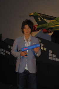 細川茂樹がサンダーバード2号とともに消火活動を体験　　(C)ITC