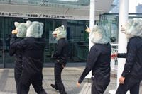会場をそぞろ歩くMAN WITH A MISSION
