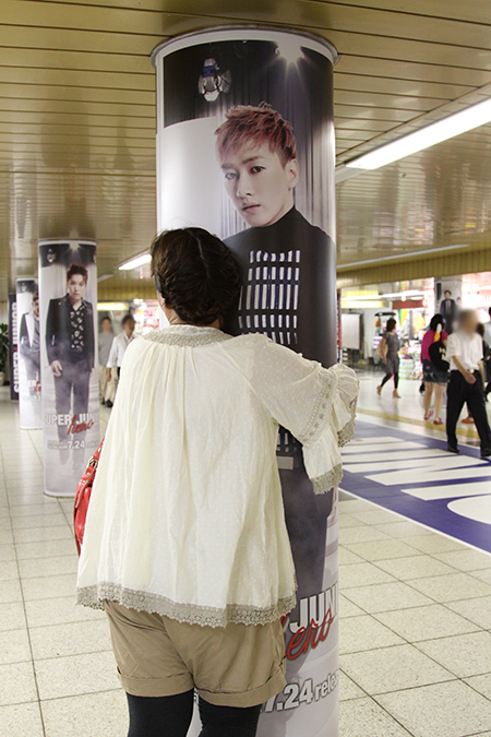 メンバーの等身大以上の巨大広告はハグに最適の大きさ