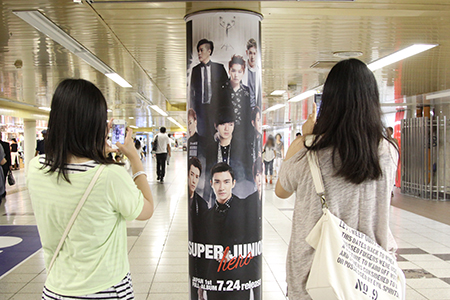 撮影するファンの姿も