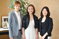 左から蘭寿とむ、大石裕香、植田景子　撮影：奥村達也