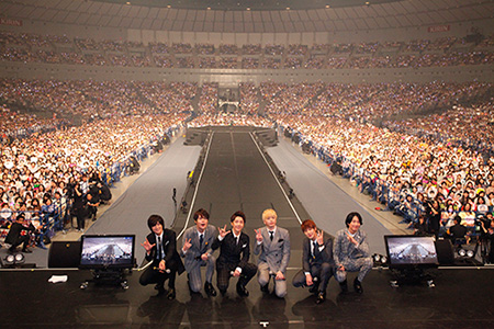 会場をバックに