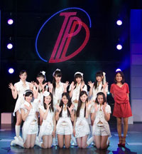東京パフォーマンスドールと木原さとみ(写真右)