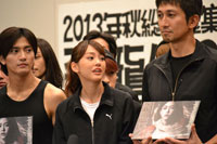 左から、全共闘作戦参謀・桂木純一郎役の中河内雅貴、桐谷美玲、第四機動隊隊長・四機の狂犬病こと山崎一平役の神尾佑