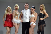 「LE NOIR ルノア ～ダークシルク～」パフォーマー。左から2人目がオルガ・アレクサンドローヴナ・ピキエンコ、3・4人目がイヴァン・プロコピュク＆クリスティーナ・プロコピュク