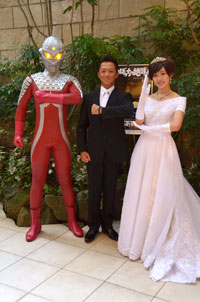 風見しんご、田名部生来。ウルトラセブンと記念撮影