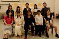 前列左から、杉原織葉、マルシア、吉川晃司、鈴木ほのか、演出の上島雪夫。後列左から、佐藤亜美菜、片山陽加、坂元健児、白羽ゆり、沢木順