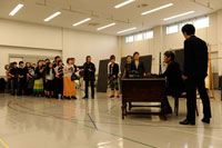 会見当日行われた、公開舞台稽古より
