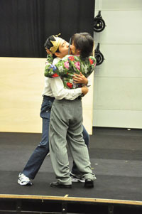新国立劇場演劇『エドワード二世』稽古場より。柄本佑、下総源太朗