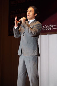 劇中ナンバーも披露。『あの日の私』歌：石丸幹二