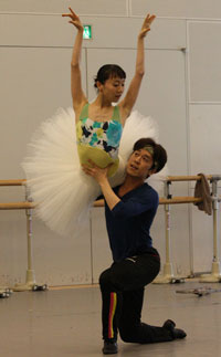 新国立劇場バレエ『火の鳥』稽古場より。菅野英男、米沢唯