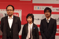 左から、マキタスポーツ、相澤侑我、月川翔監督