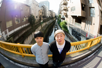 左から、ノゾエ征爾、荒川良々　　撮影：渡部伸