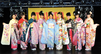 東京パフォーマンスドール　左から、浜崎香帆、神宮沙紀、脇あかり、櫻井紗季、高嶋菜七、上西星来、橘二葉、小林晏夕、飯田桜子 (衣装協力：晴れ着の丸昌)