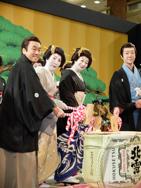 左から、佐藤B作、波乃久里子、水谷八重子、市川春猿