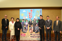 左から、マキノノゾミ、水谷八重子、藤山直美、中村獅童、奥田瑛二、市村萬次郎